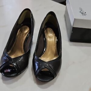 East 5th Black/Dark Brown Peep-Toe Heels/Like New in box